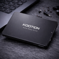 Kootion SSD na tle laptopa.png