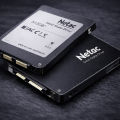 Dwa dyski SSD Netac w detalu.png