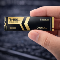 ORICO OG7000 SSD w rękach.png