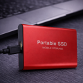 Czerwony dysk SSD i laptop.png