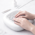 Ręce na kolektorze pyłu do manicure.png
