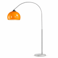 Lampa podłogowa łukowa z metalową podstawą i pomarańczowym kloszem – nowoczesne oświetlenie