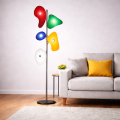 Kolorowa lampa podłogowa w nowoczesnym salonie.png