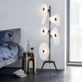 Nowoczesna lampa stojąca z artystycznym designem