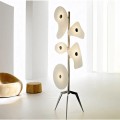 Nowoczesna lampa stojąca z artystycznym designem