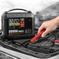 Jump starter w akcji przy samochodzie.png