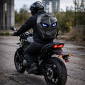 Plecak na kask motocyklowy CARBON wodoodporny HARD SHELL LED z podświetlanymi oczami