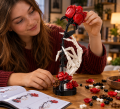 Klocki Czerwona Róża w Dłoni Szkieletu Gothic Rose 31 cm – Figurka Prezent Gothic Horror