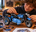 Klocki Technic Niebieski Motocykl z Wózkiem Retro Motor z Koszem 817 elem.